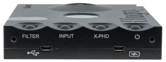 Gniazda USB są dwa - jedno do ładowania akumulatorów, drugie dla sygnałów audio.