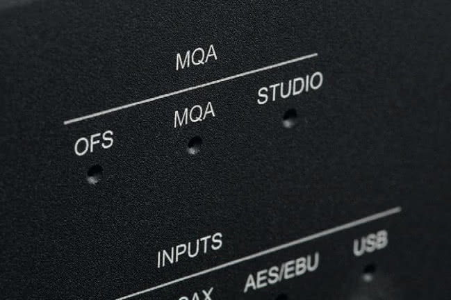 M6x-DAC dekoduje także sygnał MQA, o czym też informują diody. 