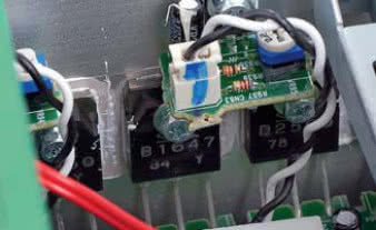 Końcówki mocy wykonano na tranzystorach
Sanken, którym towarzyszy zabezpieczenie
termiczne.