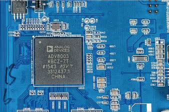 Procesor wizyjny Analog Devices to częsty wybór
wśród producentów amplitunerów, ale funkcję skalowania
powierzono procesorom Panasonica.