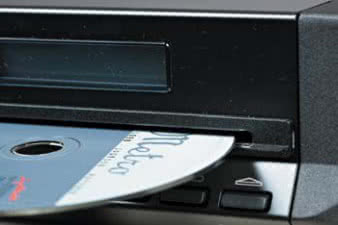 Do nowej
generacji
odtwarzaczy
CD Cyrus
opracował
napęd
SE - Servo
Evolution.
Płytę ładuje
się przez
wąski slot.