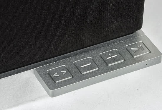 Dostęp do bezpośredniego sterowania W9 mamy za pośrednictwem czterech przycisków znajdujących się na metalowej ramie obudowy. Mało finezyjne, ale bardzo wygodne.
