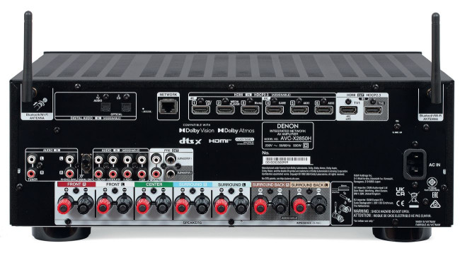 Siedem par terminali głośnikowych odpowiada siedmiu końcówkom mocy, chociaż sposobów ich wykorzystania może być wiele.