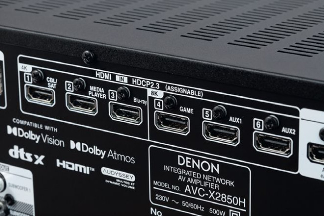 Połowa z wejść HDMI obsługuje sygnały 8K, a połowa "tylko" 4K, jednak w wielu systemach sygnały ze źródeł i tak biegną bezpośrednio do telewizora.