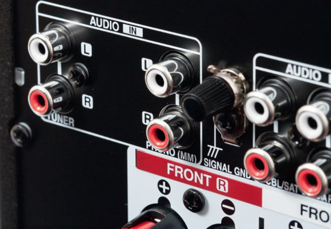 Wejście gramofonowe (MM) zostało na swoim miejscu, a zamiast modułu radia FM, w AVC-X2850H pojawiło się dodatkowe wejście liniowe.