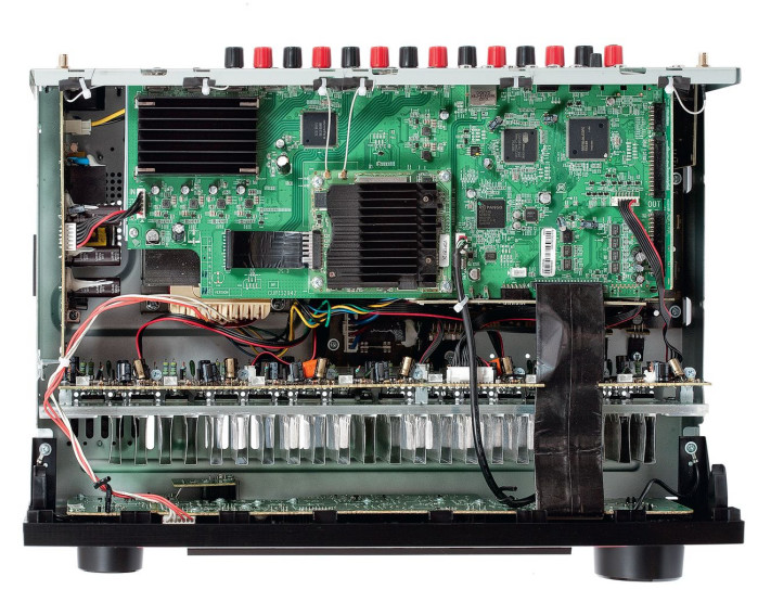 Ogólne rozplanowanie podzespołów w amplitunerach Denona pozostaje bez większych zmian, wciąż pod dyktando wymagań końcówek w klasie AB.