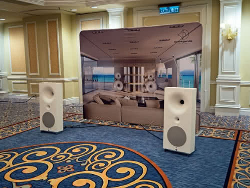 Avantgarde Acoustics Zero 1XD wystawiano w olbrzymiej sali. Źródło schowano za parawanem, podkreślając w ten sposób nowoczesność systemu.