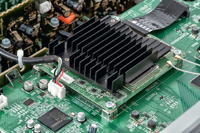 Również moduł HEOS został wyposażony w większy radiator – przybywa mu też obowiązków.