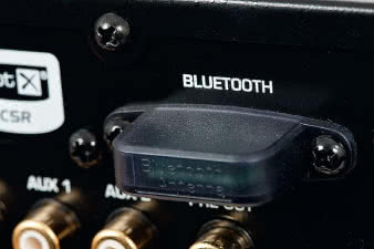 W poprzednich wzmacniaczach Rotel stosował
zewnętrzne adaptery BT podłączane do portu
USB; A12 ma odbiornik wkręcony na stałe
w tylną płytę.