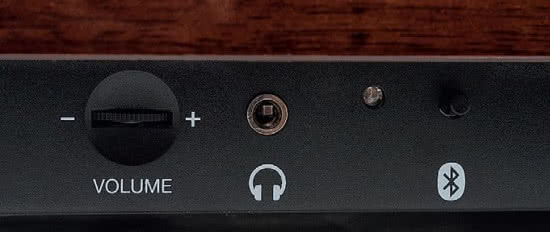 Wyposażenie PRO500BT jest wyjątkowe - z przodu podłączymy słuchawki (i wyregulujemy głośność). Na niewielkim panelu znajduje się też przycisk i dioda do obsługi połączeń Bluetooth.