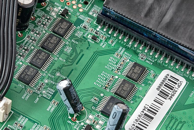 W sekcji przetworników zastosowano sześć dwukanałowych układów C/A  oraz jeden A/C.