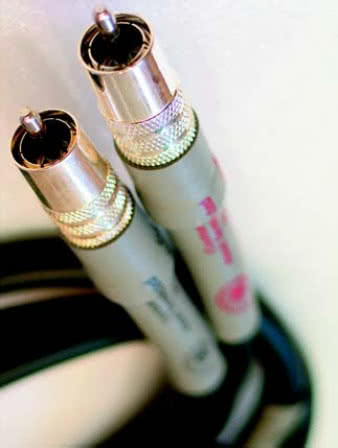 W dostarczonych przewodach głośnikowych zastosowano wtyki bananowe CABD, wykonane z niemagnetycznego materiału, jakim jest mosiądz, rodowane i pokrywane srebrem, a nakrętki złotem.