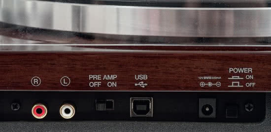 Panel przyłączeniowy z tyłu udostępnia nie tylko analogowe wyjście RCA, ale też USB z sygnałem cyfrowym.