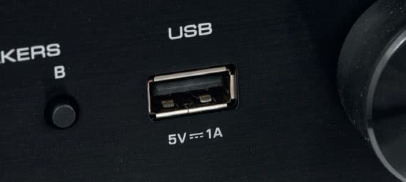 Podręczne wejście USB posłuży do odtwarzania plików podanych na pendrajwie.