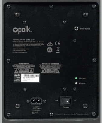 Subwoofer jest częścią systemu
- nie ma klasycznych regulacji, powinien
łączyć się z listwą bezprzewodowo;
jest możliwość podpięcia
kabla, jednak dość nietypowo, bo
do gniazda mini-jack.