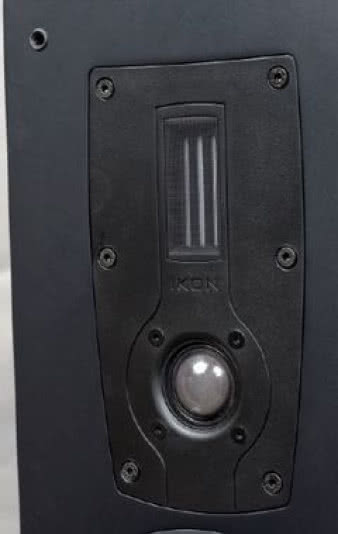 Tandem przetworników wysokotonowych - jedwabnej
kopułki i wstęgowego - stosowany przez Dali w
większości serii; wcale nie takie łatwe zgranie przy
wysokiej częstotliwości podziału (14 kHz) udało się
znakomicie.