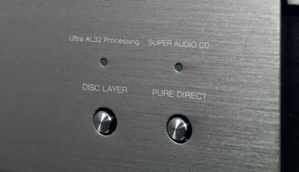 Skoro DCD-A110 odtwarza płyty SACD, to potrzebny jest przełącznik warstw nośnika; w tej sekcji zainstalowano także wskaźnik upsamplera Ultra AL32.