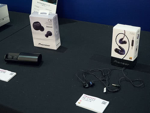 Pioneer – jako jeden z "wielkich" – oprócz elektroniki, pokazał słuchawki, z bezprzewodowymi "pchełkami" SE-C8.