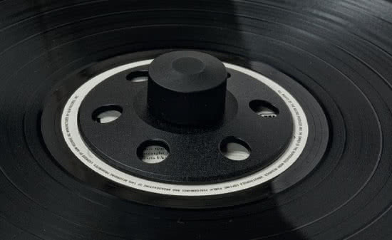 Gramofon jest delikatnie pochylony do tyłu, ale i tak jest potrzebny krążek blokujący płytę.