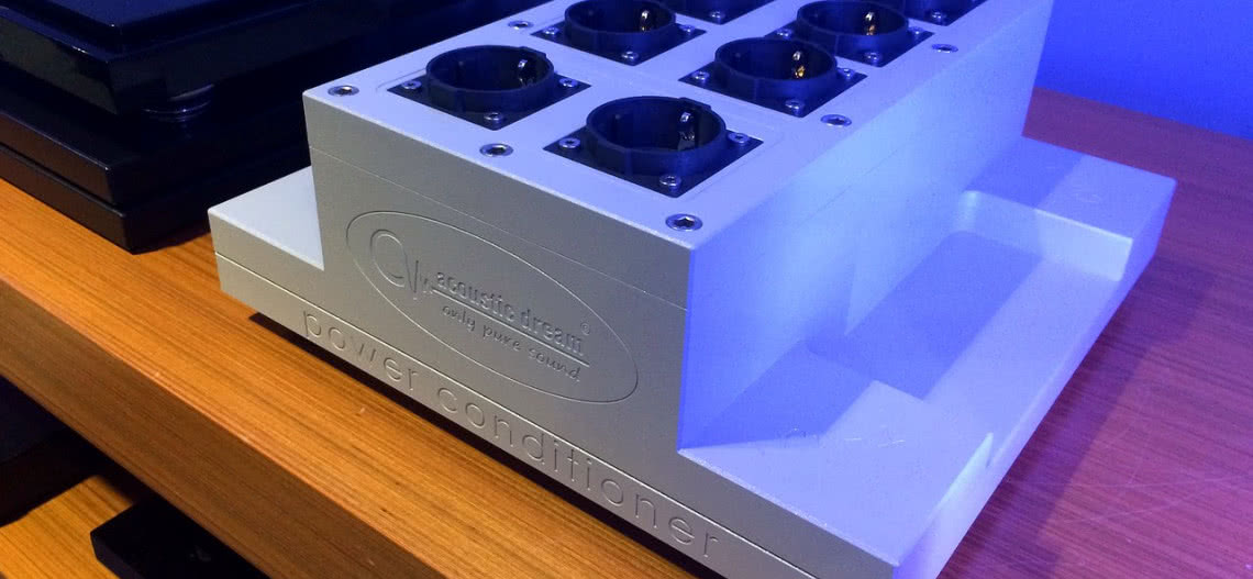 Prezentacja kondycjonerów i kabli sieciowych w salonie Hi-Ton Home Of Perfection w Warszawie