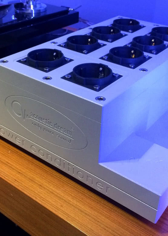 Prezentacja kondycjonerów i kabli sieciowych w salonie Hi-Ton Home Of Perfection w Warszawie