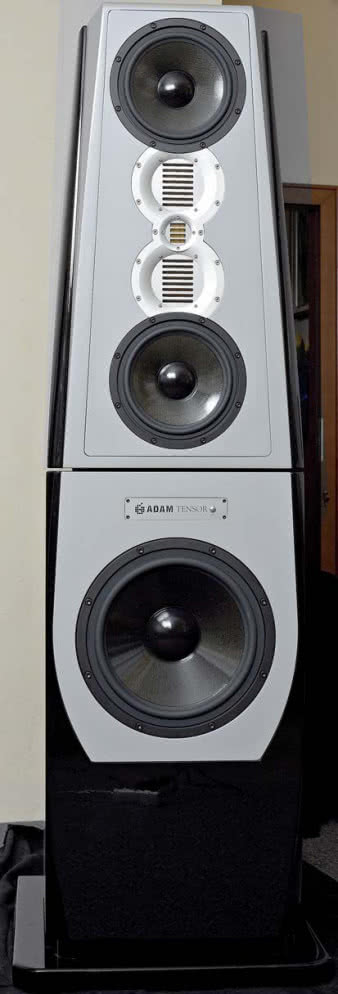 Czterodrożna, siedmiogłośnikowa
(siódmy głośnik na tylnej ściance)
konstrukcja jest wielce obiecująca, ale
rozbudowany układ nie powinien być
celem samym w sobie, lecz wynikać
z założonych parametrów i typów
zastosowanych przetworników.