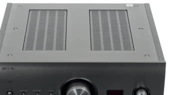 Na górnej ściance PMA-A110 przygotowano otwory
wentylacyjne i plakietkę z ostrzeżeniem,
ale urządzenie nagrzewa się umiarkowanie