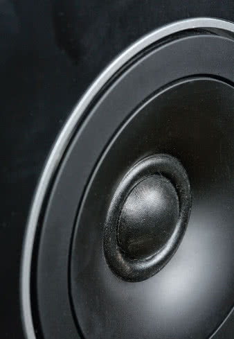 Dylatacja między wyprofi lowaną częścią frontu
a zewnętrznym pierścieniem mocującym jest śladem
konstrukcji „odsprzęgającej” – głośnik wysokotonowy
nie jest przymocowany „na sztywno” do obudowy,
która przenosi wibracje od głośnika nisko-średniotonowego.
Membrana jest tekstylna, kopułkowo-
-pierścieniowa.