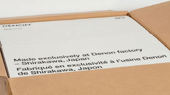 Jubileuszowe urządzenia są wykonywane w japońskiej fabryce. Informację umieszczono nie tylko na obudowach, ale także na górnym wieku kartonów.