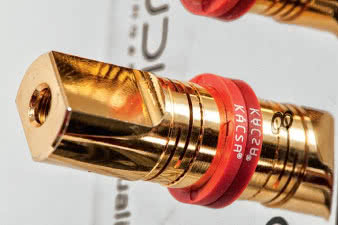 Zaciski głośnikowe są wysokiej klasy –
zewnętrzna część pierścieni jest nacięta
i spełnia rolę dociskowej sprężyny.