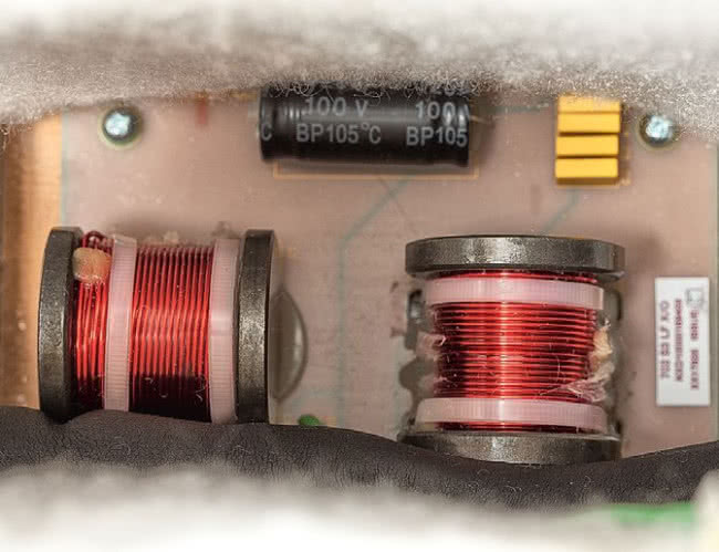 Filtr sekcji niskotonowej jest elektrycznie 3. rzędu – dwie cewki (rdzeniowe, ale nawinięte grubym drutem – w celu zapewnienia bardzo niskiej rezystancji) i jeden kondensator (elektrolityczny), plus grupka kondensatorów bocznikujących.