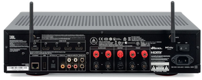 Wyposażenie w gniazda jest skromne na tle sprzętu japońskiego, dominują wejścia cyfrowe, analogowe są w "odwrocie".