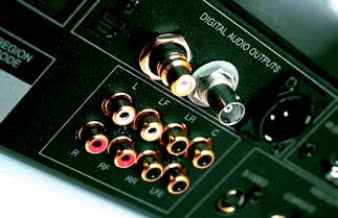 Rys. 2. Z tyłu widać, co jest priorytetem: sekcja cyfrowa. Najważniejszymi gniazdami są TDL (audio) oraz DVI (wideo). Jednak także wyjścia koaksjalne i BNC są znakomite.