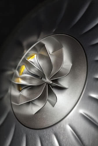 Mały stożek wokół kopułki wysokotonowej jest również
kontynuacją profi lu otaczającej go membrany
średniotonowej. Przed samą kopułką znajduje się
dziewięć „listków” ustroju akustycznego, który ma
poprawiać nie tylko rozpraszanie, ale też wyrównać
charakterystykę. Jej gładki przebieg w najwyższej
oktawie jest „od zawsze” wyzwaniem w projektowaniu
układów koncentrycznych, które mają swoje
zalety, ale i swoje problemy.