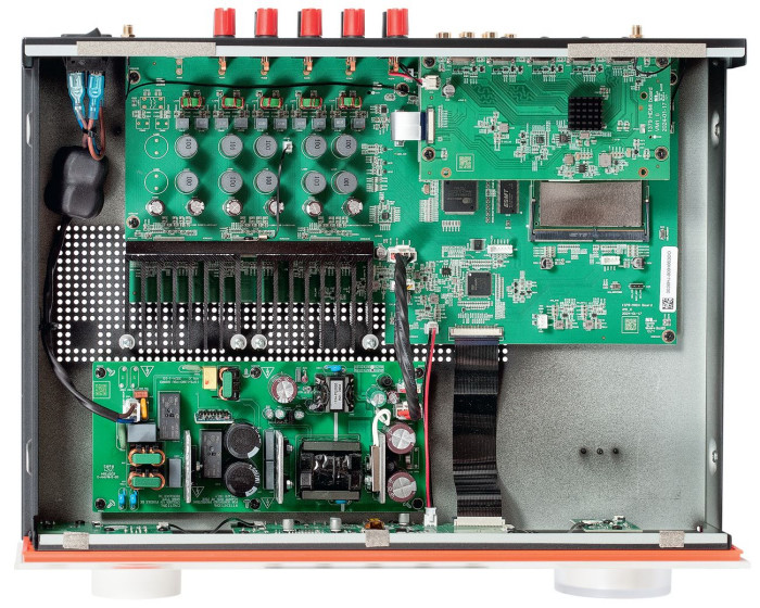 W niewielkiej obudowie wciąż zostało sporo wolnego miejsca – układy impulsowe nie wymagają go zbyt wiele.
