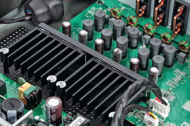 Końcówki mocy pracują w klasie D, wysoka sprawność pozwoliła uporać się również z problemem nagrzewania, w związku z tym MA510 nie ma selektora impedancji.