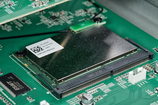 Dodatkowa płytka w wielostykowym gnieździe to moduł strumieniowy odpowiedzialny również za komunikację bezprzewodową.