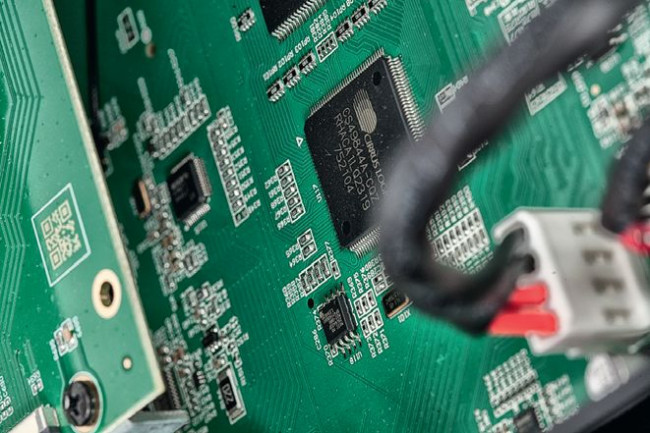 Sekcja cyfrowa audio znajduje się na dolnym pokładzie, w roli dekodera surround pracuje Cirrus Logic.