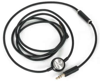 Jak przystało na słuchawki mobilne, kabel jest
krótki, ma sterownik i mikrofon, chociaż nietypowo
rozdzielone między dwie "beczułki".