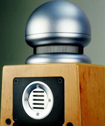 Choć przejmuje on przetwarzanie powyżej ustalonego punktu na charakterystyce, to jednak nie pełni roli typowego superwysokotonowego rozszerzającego pasmo, ale ma za zadanie zmienić sposób promieniowania najwyższych częstotliwości i wynikający stąd charakter brzmienia. Do dyspozycji użytkownika pozostają różne warianty współpracy obydwu głośników, włącznie z opcją całkowitego odłączenia 4Pi. Para niezwykłych głośników wysokotonowych, obydwoma pochwalić się mogą inżynierowie Elaca. 