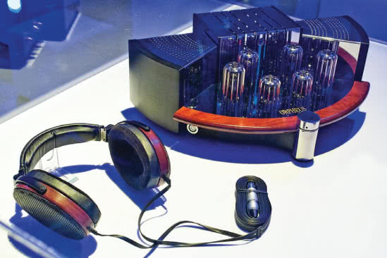 Oryginalny Orfeusz HE90/HEV90 - prawdziwy arystokrata. Obowiązkowy uczestnik spotkań z nowym Orfeuszem, wspiera go przesłaniem, że już ćwierć wieku temu Sennheiser stworzył referencyjne słuchawki elektrostatyczne, a w zasadzie cały system wzmacniająco-słuchawkowy.