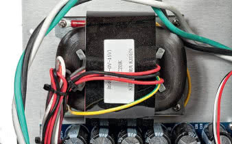 Preamp 1.0: Każdy z kanałów (audio) przedwzmacniacza ma
dedykowany transformator zasilający.