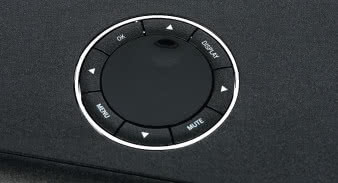 Część przycisków oraz elektroniczne pokrętło
regulacji głośności przeniesiono na górny panel.