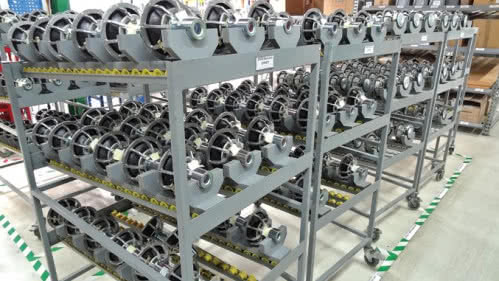 Przygotowane do montażu głośniki niskotonowe (na pierwszym planie) i nisko-średniotonowe (na trzecim i czwartym wózku) zostały wyprodukowane w innej fabryce B&W.