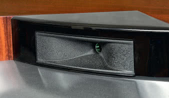 Najmniejszy przetwornik
systemu "oficjalnie" działa
dopiero w zakresie ultrasonicznym
- powyżej 20 kHz;
można jednak podejrzewać,
że pomaga dużej tubie już
nieco niżej. W konstrukcji
takiego przetwornika
najważniejsza jest precyzja
wykonania detali; korektor
fazy jest tak delikatny, że do
jego uformowania posłużono
się techniką litografii.