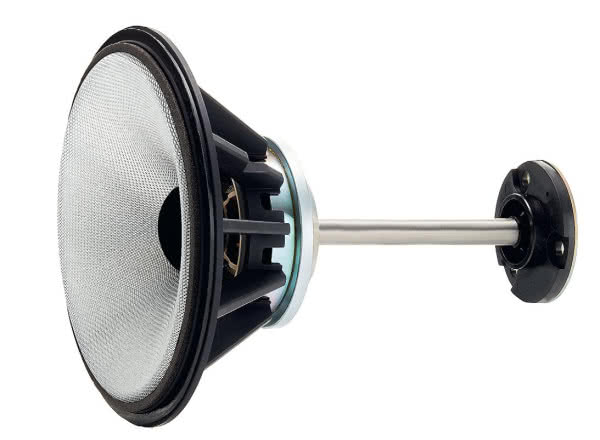 Głośnik średniotonowy mocowany jest za pomocą pojedynczego pręta i za pośrednictwem podkładek tłumiących drgania