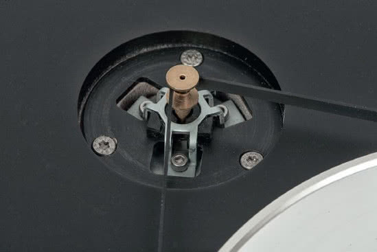Silnik wkręcono w podstawę, za tłumienie wibracji odpowiada elastyczny dystans w formie gumowej kostki – "pająka"