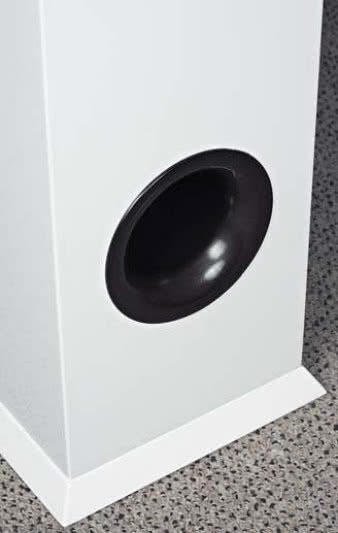 Bas-refleks
wyprowadzono do
tyłu, w dodatku
blisko podłogi, co
wraz z głośnikiem
niskotonowym na
bocznej ściance
wystraszy część
klientów, zmuszonych
ustawiać kolumny
blisko tylnej ściany.
Ale kolumny Onyx
300 stworzono po
to, aby nikomu nie
brakowało basu 