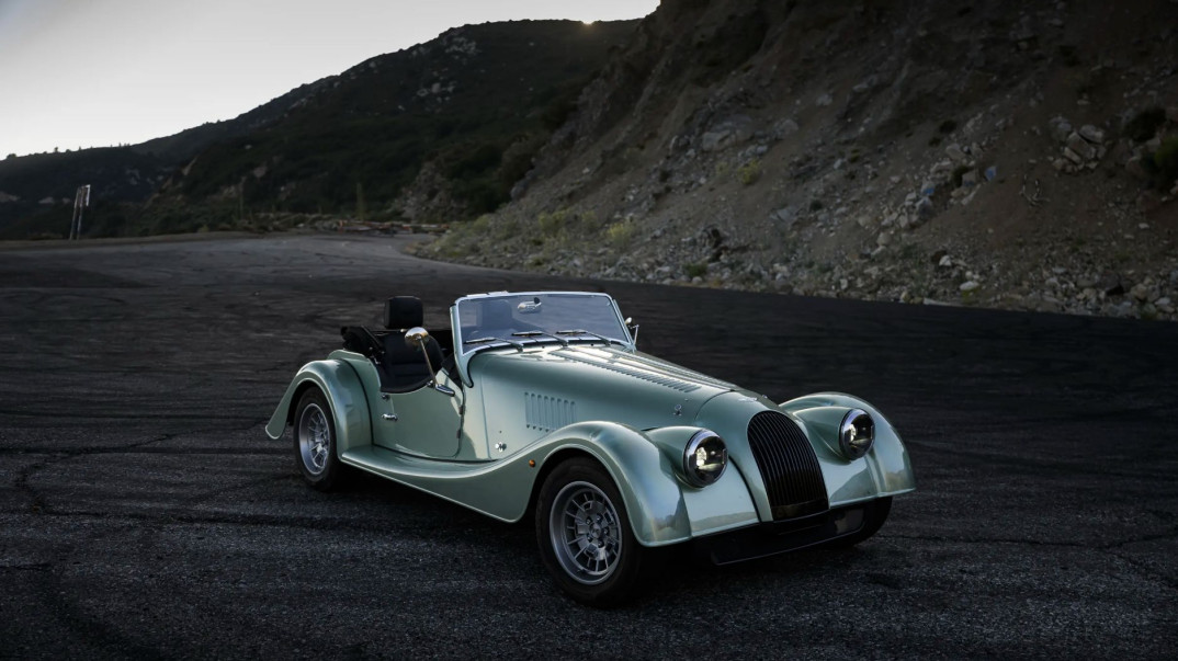 Amerykański debiut. Morgan plus four z systemem car audio Sennheisera