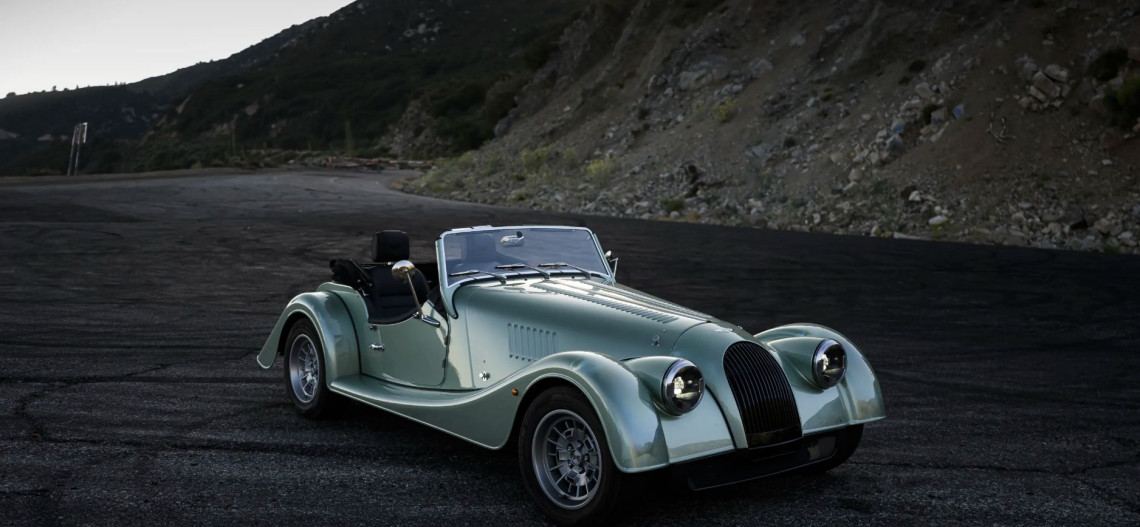 Amerykański debiut. Morgan plus four z systemem car audio Sennheisera